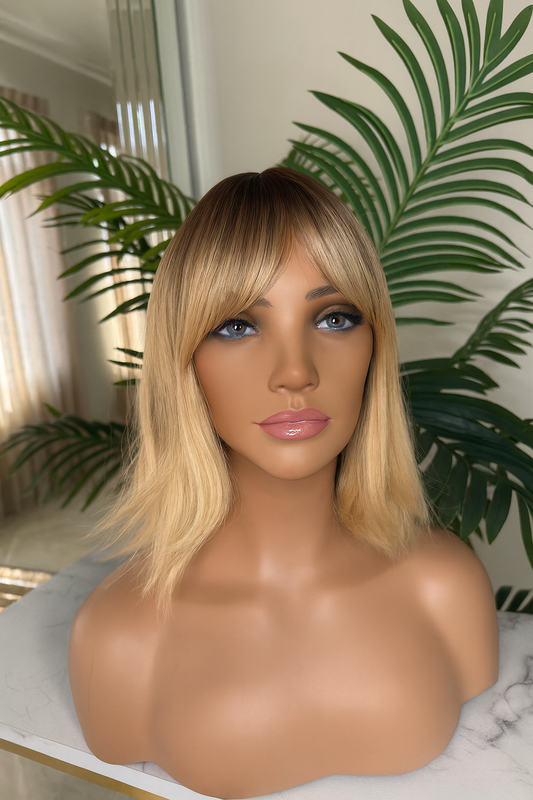 Peluca Clásica “Amber” 12” Rubia con Raíz – Fibra Premium Resistente al Calor, Glueless y Súper