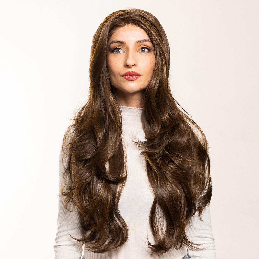ALEXIA PELUCA CASTAÑA EN CAPAS