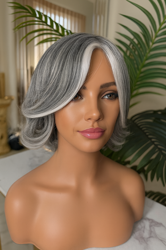 Peluca “Silver Mist” 8” Sal y Pimienta – Fibra Premium Resistente al Calor, Gorro Mall Cap y Estilo Natural