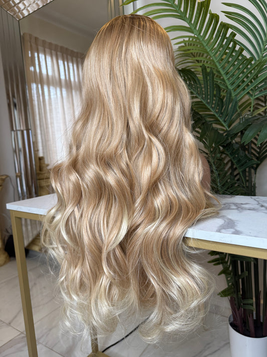 Peluca Realista Amanda 13x3 – 26 Pulgadas, Ondulada con Volumen, Fibra Premium Resistente al Calor y Reutilizable