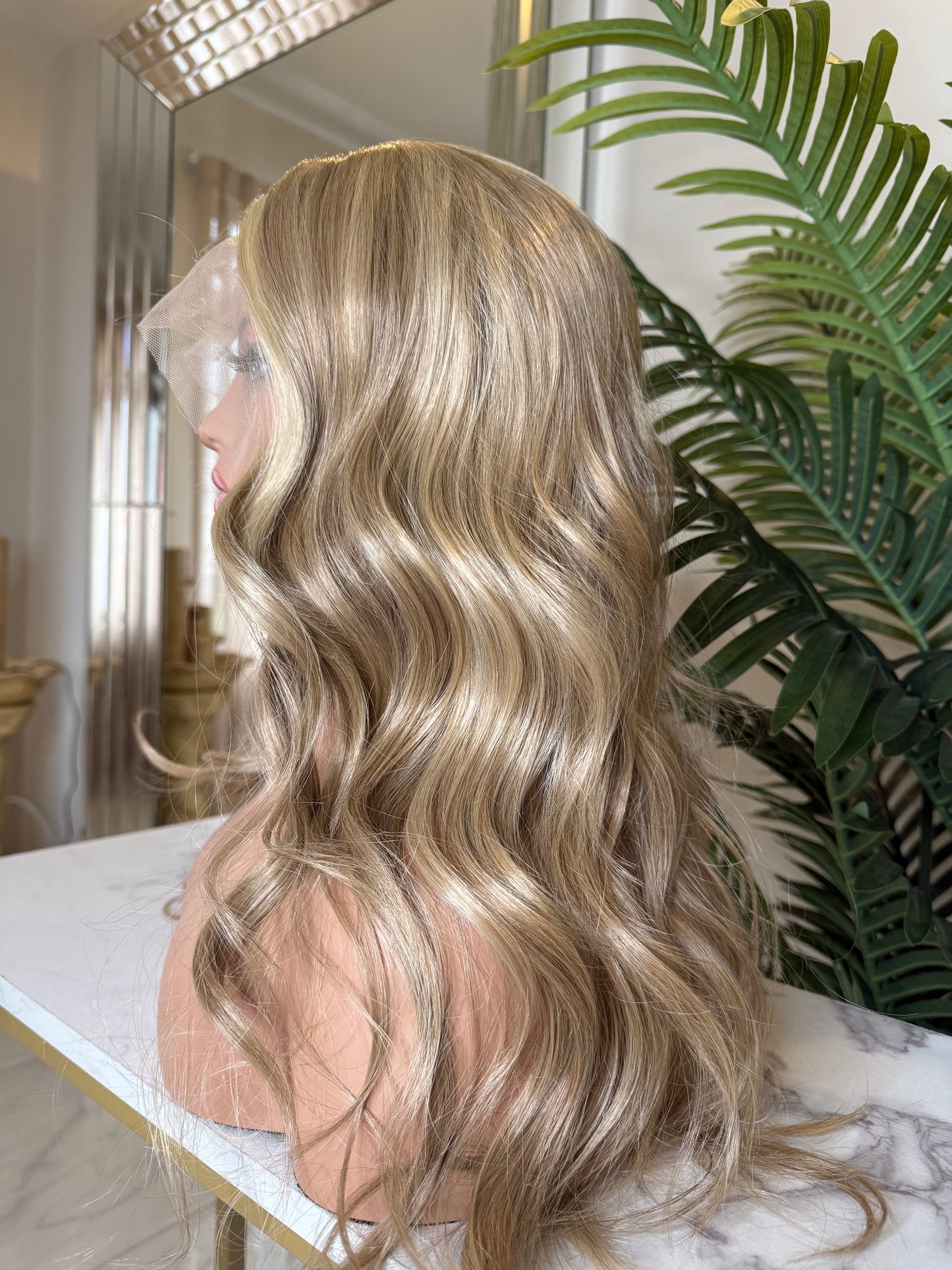 Peluca Realista Danesa 13x4 Rubia – 20 Pulgadas, Ondulada, Fibra Premium Resistente al Calor