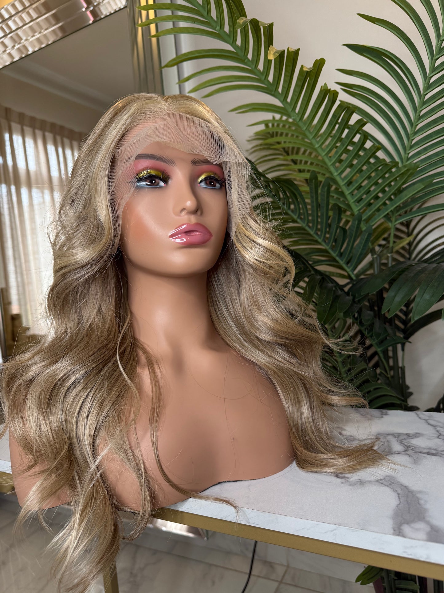 Peluca Realista Danesa 13x4 Rubia – 20 Pulgadas, Ondulada, Fibra Premium Resistente al Calor