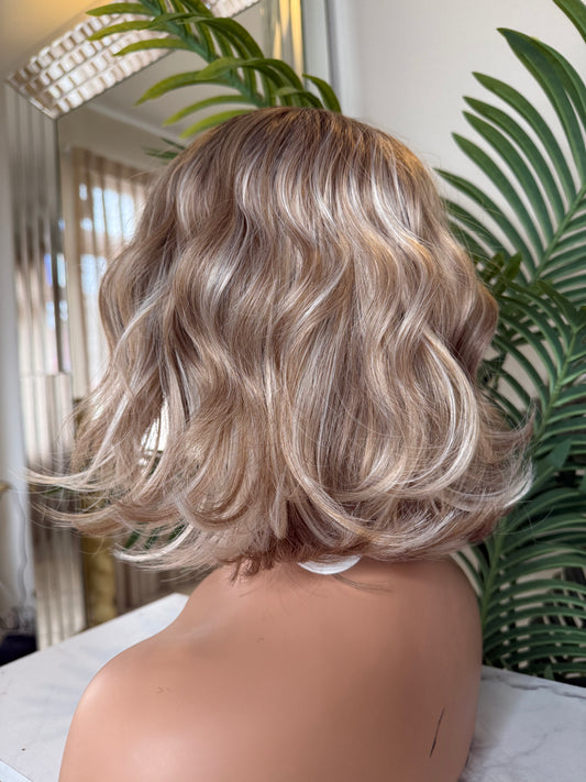 Peluca Realista Diamante con Flecos – Rubia Dorada, Fibra Premium sin Pegamento (Glueless)