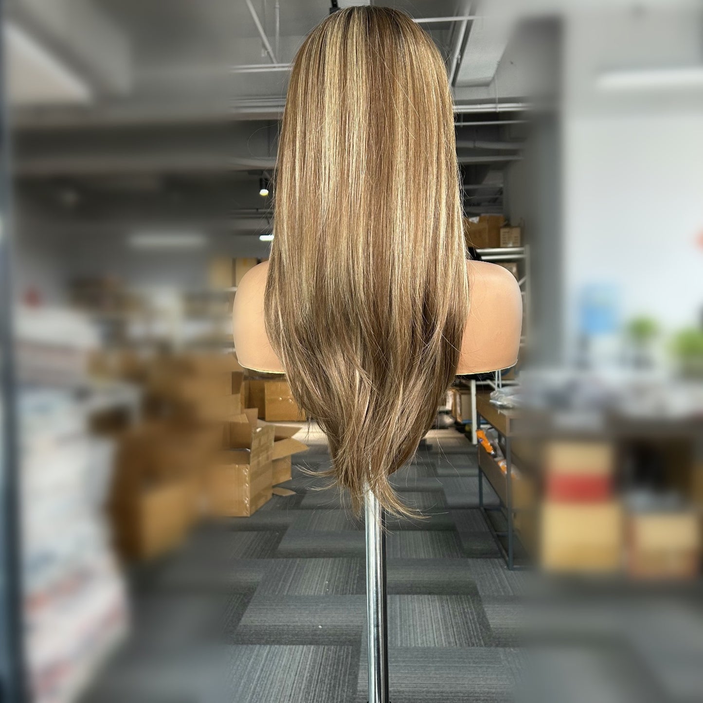 Peluca Realista 13x6 Café con Mechas Iluminadas | Lace Frontal de Alta Definición | Fibra Premium Resistente al Calor