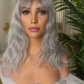Peluca Clásica “Isabella” – Raíz Oscura con Gris Natural y Fleco | Fibra Premium Realista