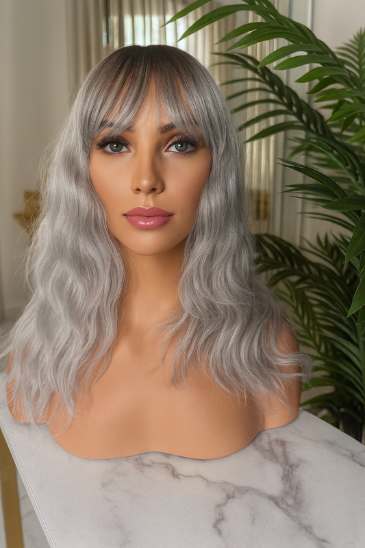 Peluca Clásica “Isabella” – Raíz Oscura con Gris Natural y Fleco | Fibra Premium Realista