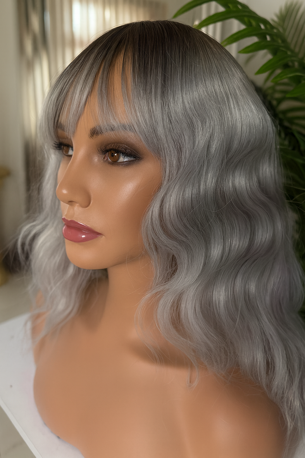 Peluca Clásica “Isabella” – Raíz Oscura con Gris Natural y Fleco | Fibra Premium Realista