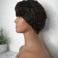 Peluca Pixie Castaño Medio Natural | Corte Corto Semi-Ondulado | Gorro Cómodo Sin Lace