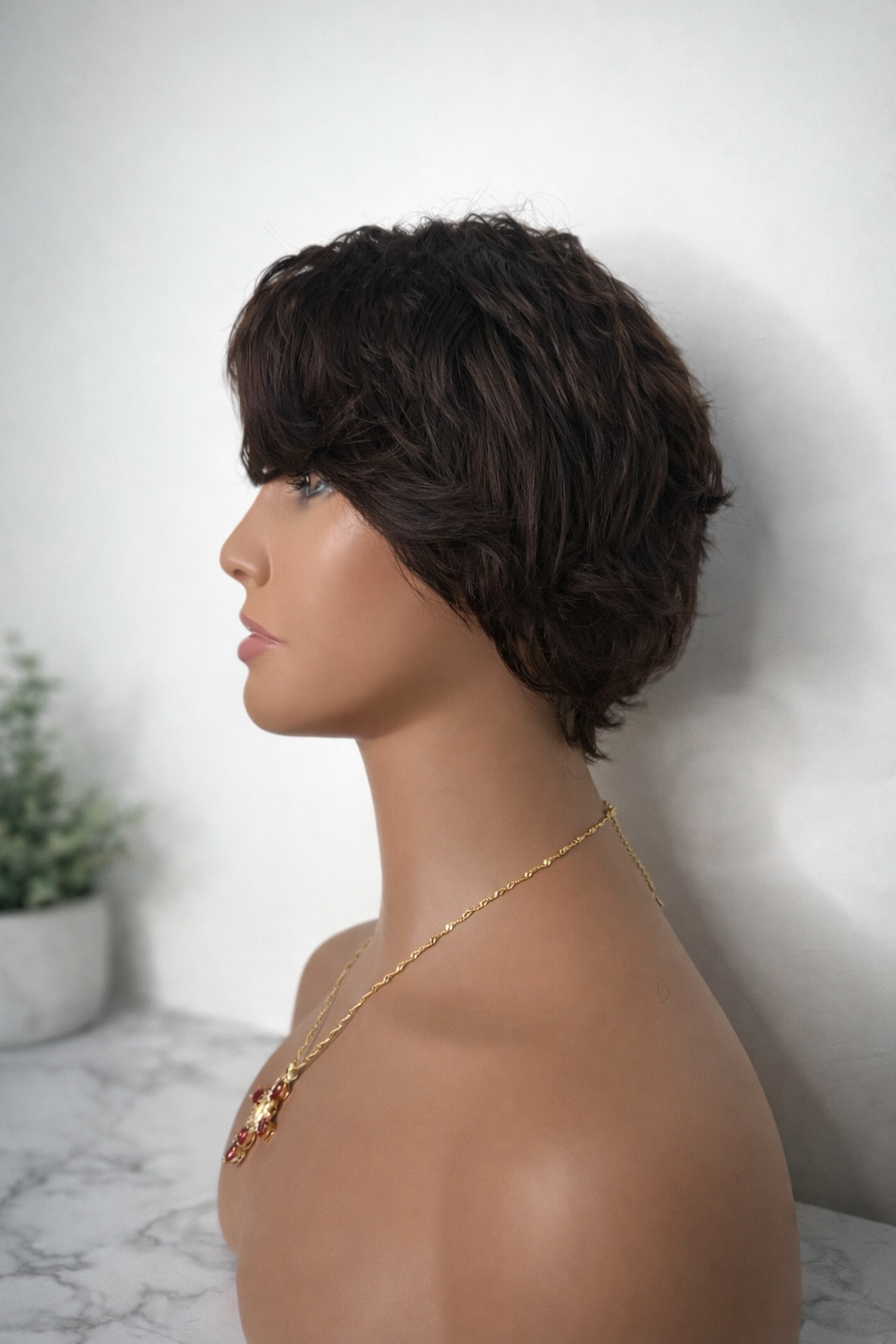 Peluca Pixie Castaño Medio Natural | Corte Corto Semi-Ondulado | Gorro Cómodo Sin Lace