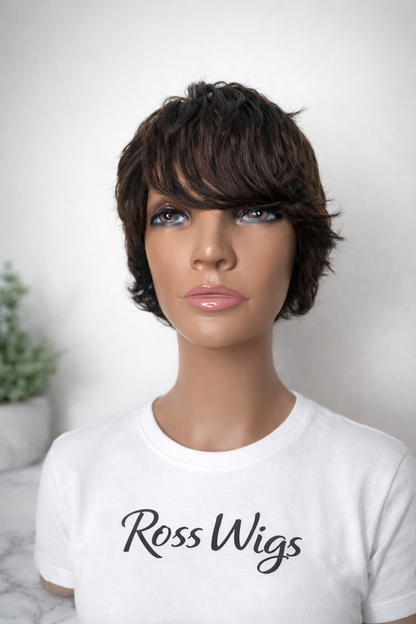 Peluca Pixie Castaño Medio Natural | Corte Corto Semi-Ondulado | Gorro Cómodo Sin Lace