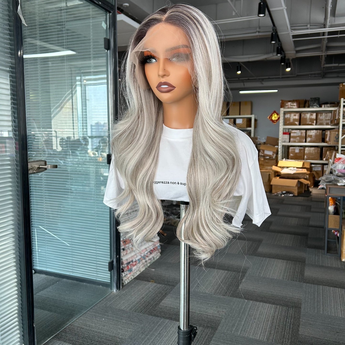 PELuca LACE 13X6 18 PULGADAS RUBIA PLATINADA BLANCO PLATINO | FIBRA PREMIUM CON RAÍZ OSCURA REALISTA