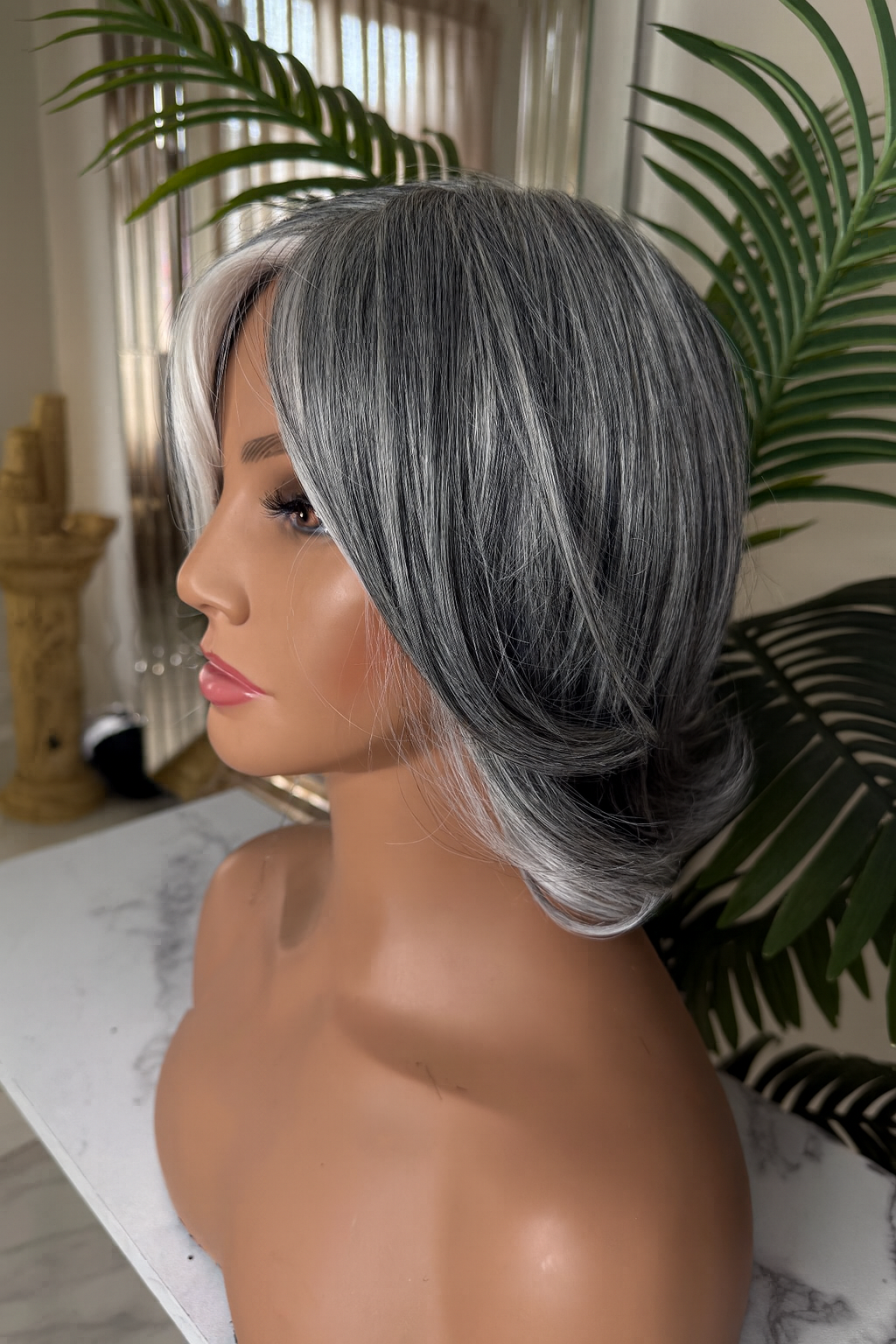 Peluca “Silver Mist” 8” Sal y Pimienta – Fibra Premium Resistente al Calor, Gorro Mall Cap y Estilo Natural