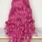 Peluca Fucsia 26” Ondulada | Lace Front 13x1 | Fibra Premium Resistente al Calor | Rosa Intenso Realista – Ross Wigs