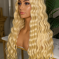 Peluca “Golden Wave” 28” Rubio 613 – Fibra Premium Resistente al Calor, Ondulada y Lace Front en T