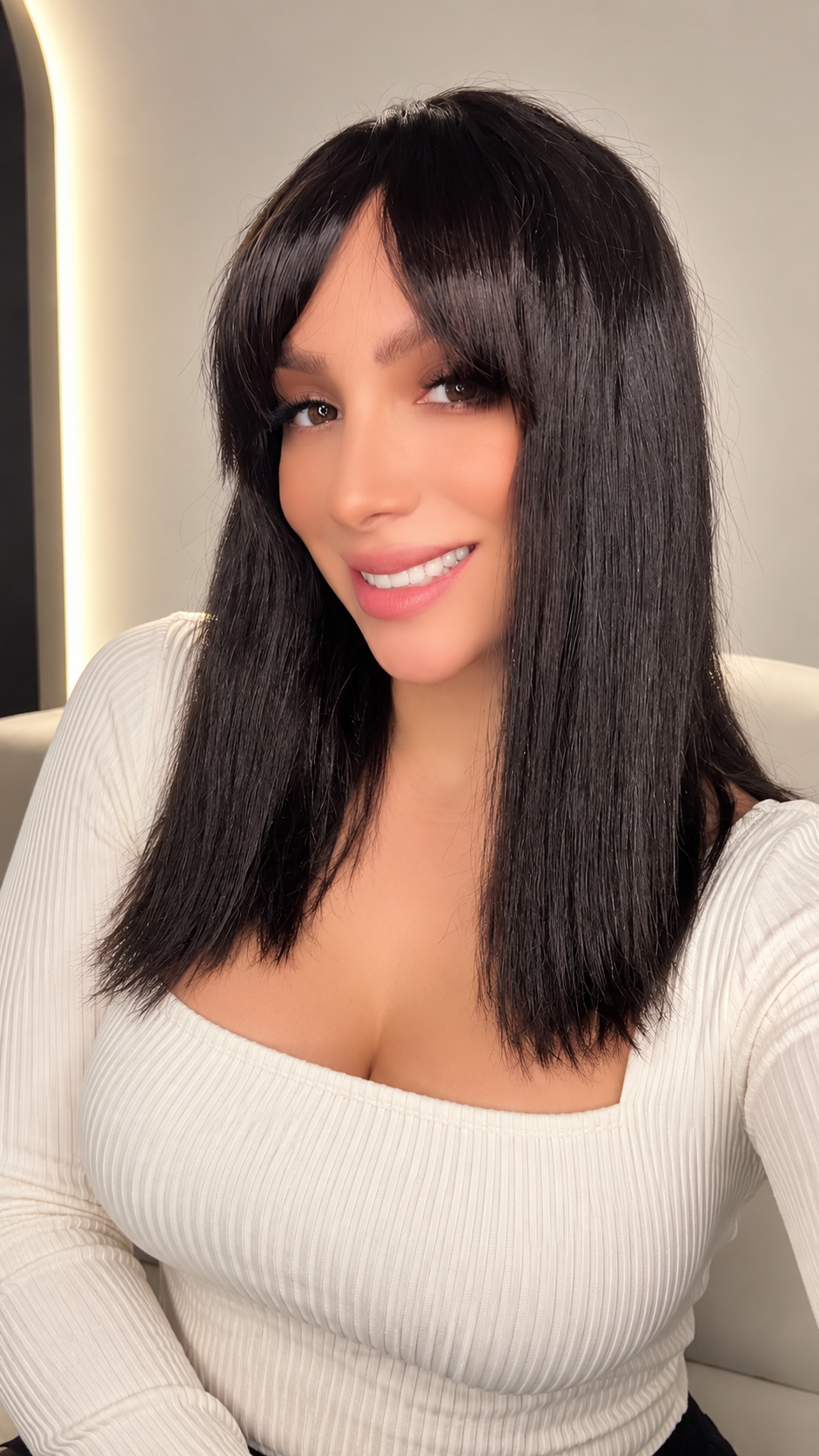 Peluca Negra con Fleco Sin Lace | Estilo Natural y Fácil de Usar