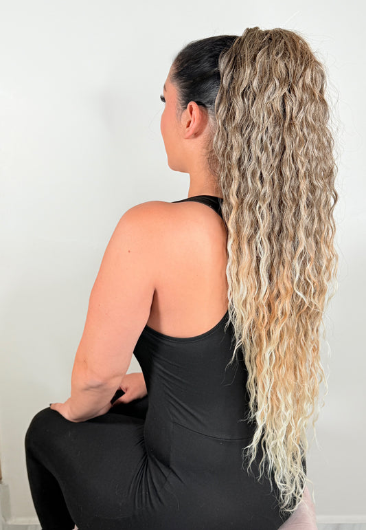 PONY TAIL   Coleta Rubia Rizada Degradada - Ligera, Práctica y Fácil para un look natural.