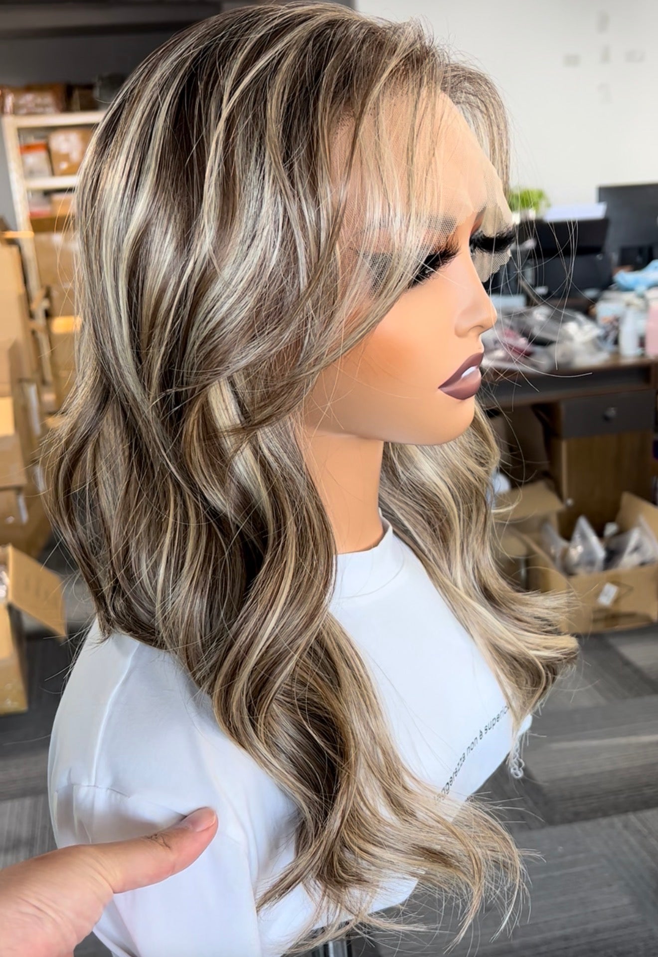 Peluca Realista 13x6 Castaña con Mechas Balayage | Lace Frontal de Alta Definición | Fibra Premium Resistente al Calor