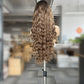 Peluca Realista 13x6 Café con Raíz Negra | Lace Frontal de Alta Definición | Fibra Premium Resistente al Calor