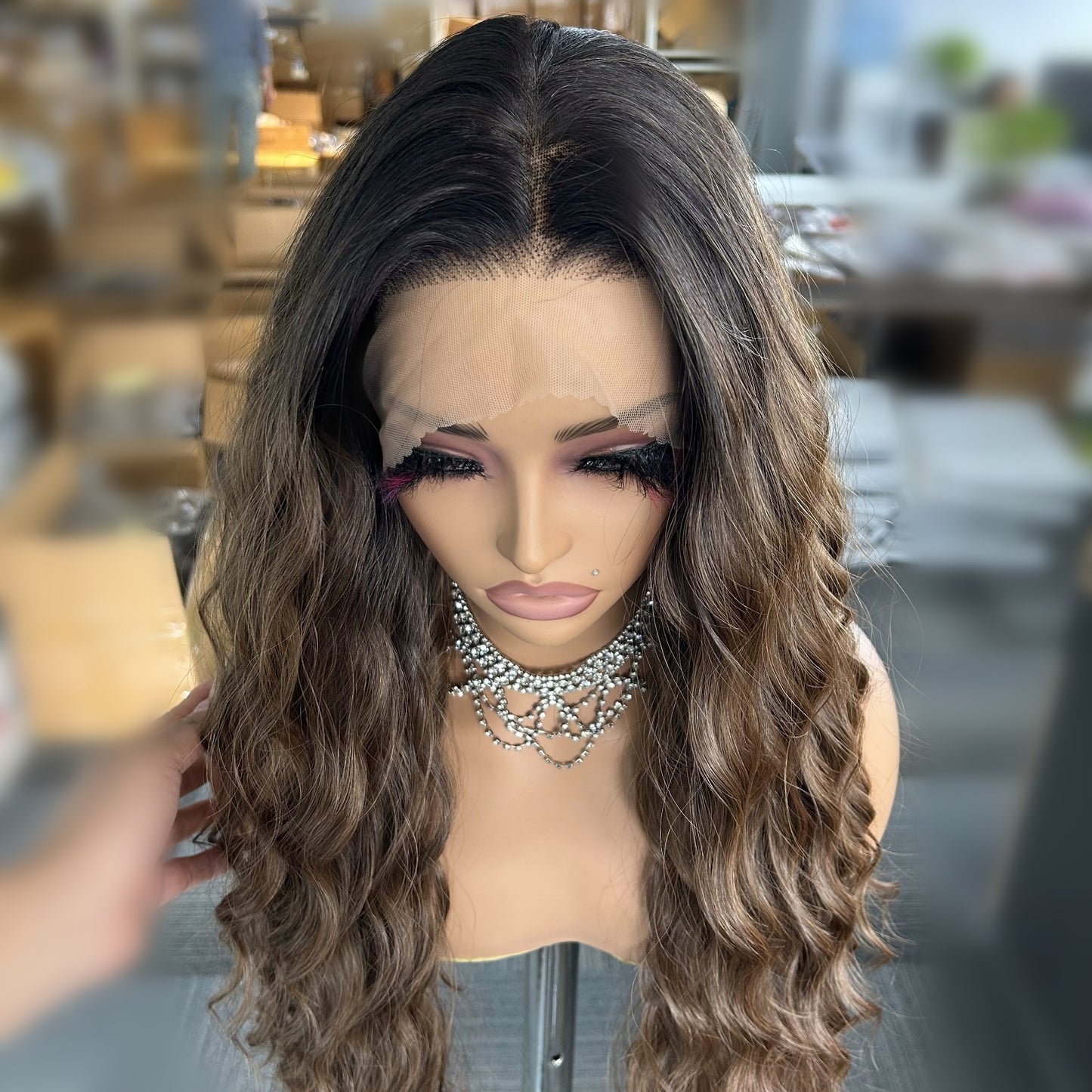 Peluca Realista 13x6 Café con Raíz Negra | Lace Frontal de Alta Definición | Fibra Premium Resistente al Calor
