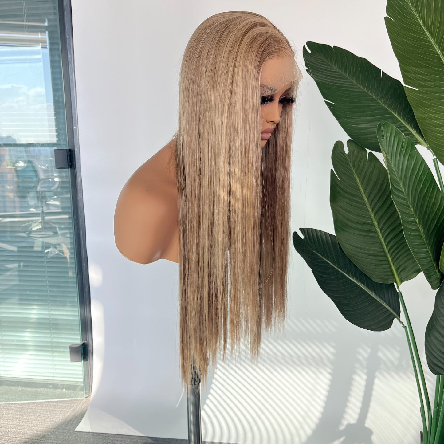 Peluca Realista 13x6 Rubio con Mechas Doradas | Lace Frontal de Alta Definición | Fibra Premium Resistente al Calor