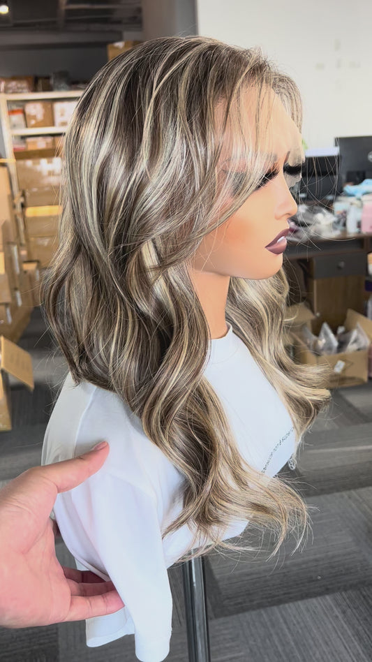 Peluca Realista 13x6 Rubio Cenizo con Mechas Iluminadas | Lace Frontal de Alta Definición | Fibra Premium Resistente al Calor