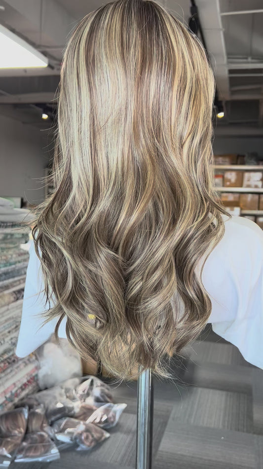 Peluca Realista 13x6 Rubio Cenizo con Mechas Iluminadas | Lace Frontal de Alta Definición | Fibra Premium Resistente al Calor